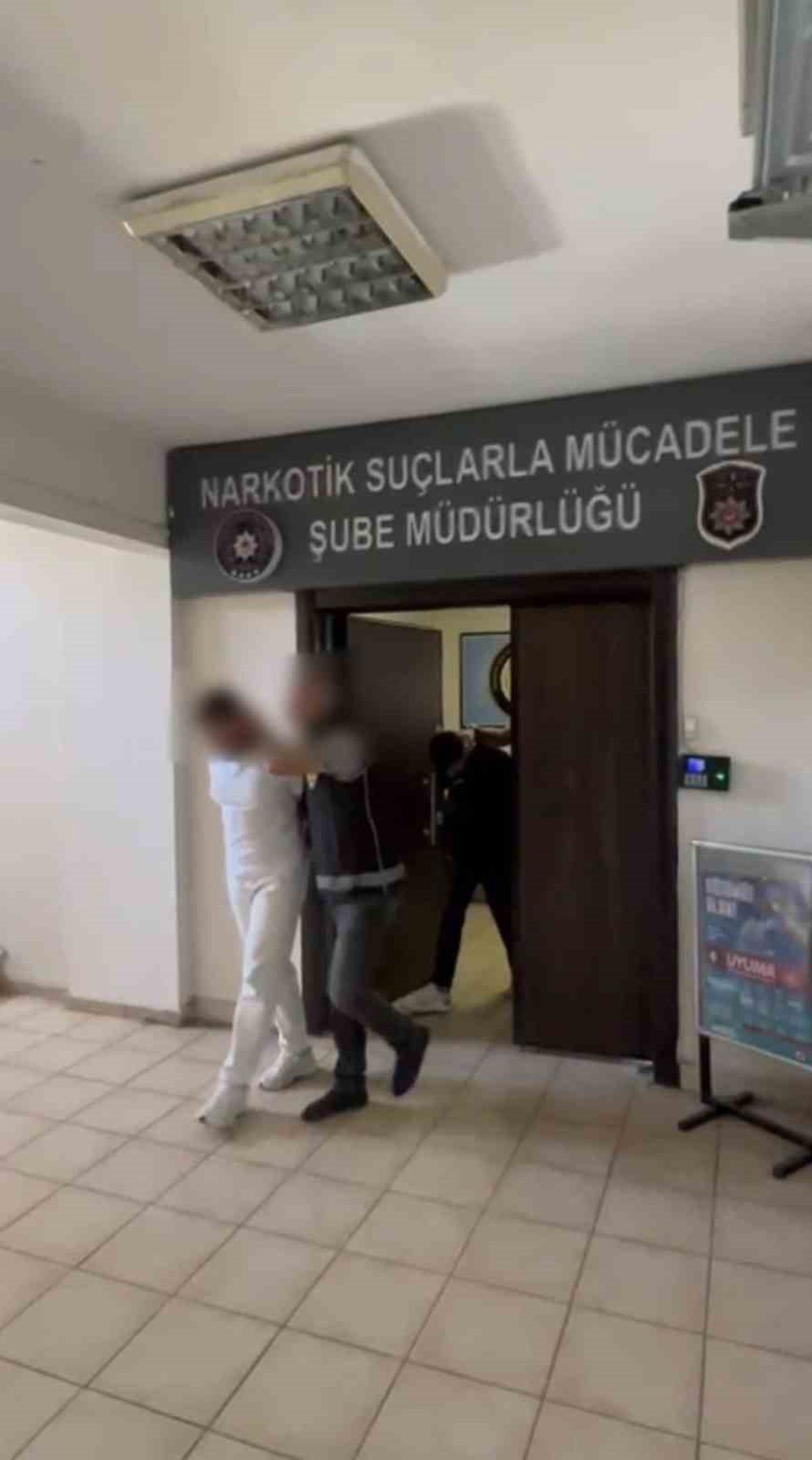Tunceli'de polis ekiplerince yapılan uyuşturucu operasyonunda ele geçirilen esrar maddeleri.