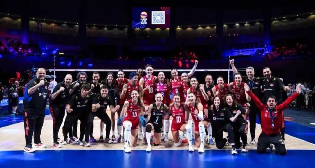 A Milli Kadın Voleybol Takımı oyuncuları maç sırasında