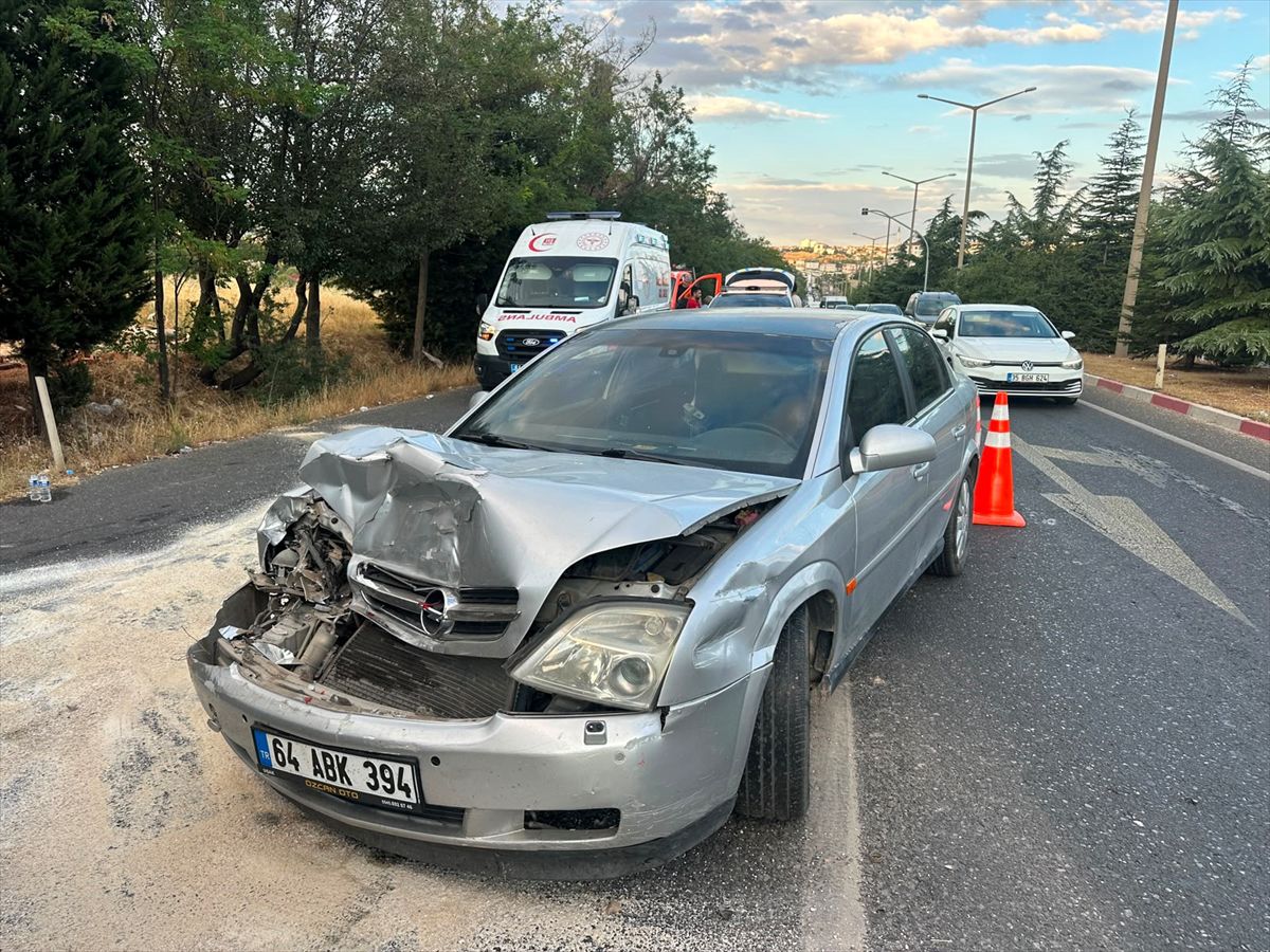 Uşak'ta tıra çarpan otomobildeki yaralıların hastaneye nakli