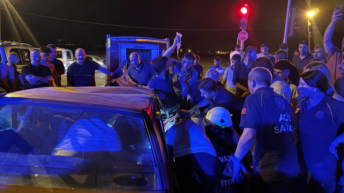 Van'da iki otomobilin çarpıştığı trafik kazası.