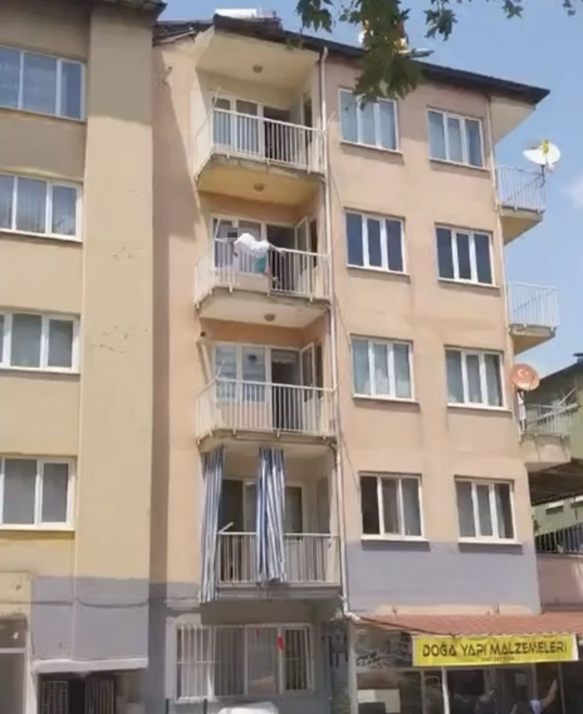 Denizli'de sokağa çıkan kadın 3. kattan atladı