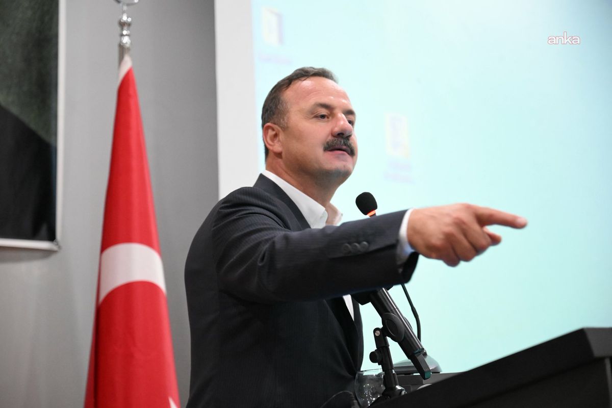 Anahtar Parti Genel Başkanı Yavuz Ağıralioğlu konuşma yaparken