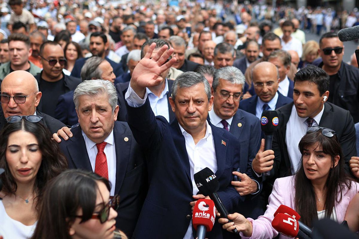 Yeni Parti'yi kuran Özgür Özel'in ilk işi bu oldu