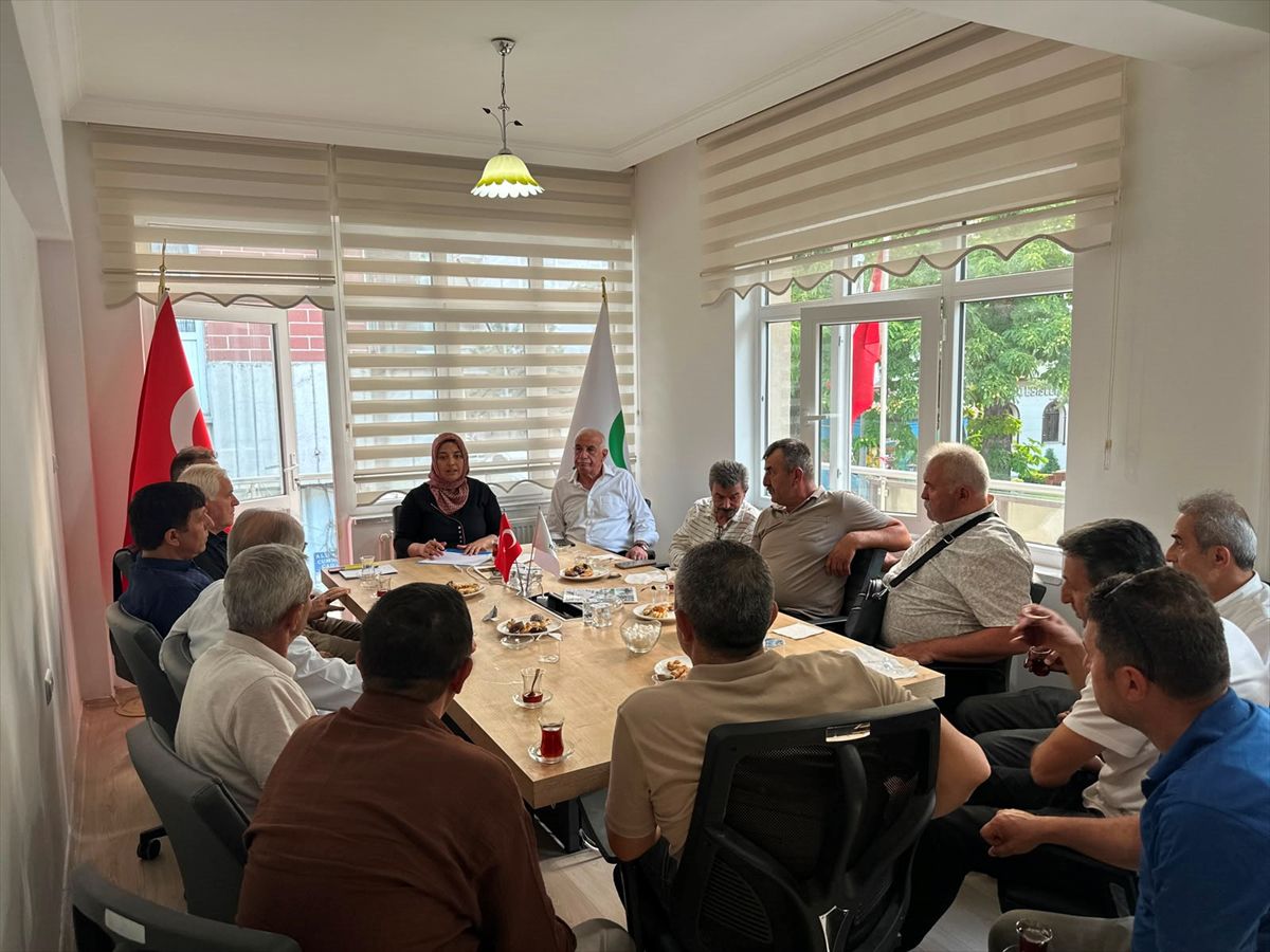 Yeşilay Tokat Şube Başkanı Ateş, mahalle muhtarlarıyla bir araya geldi