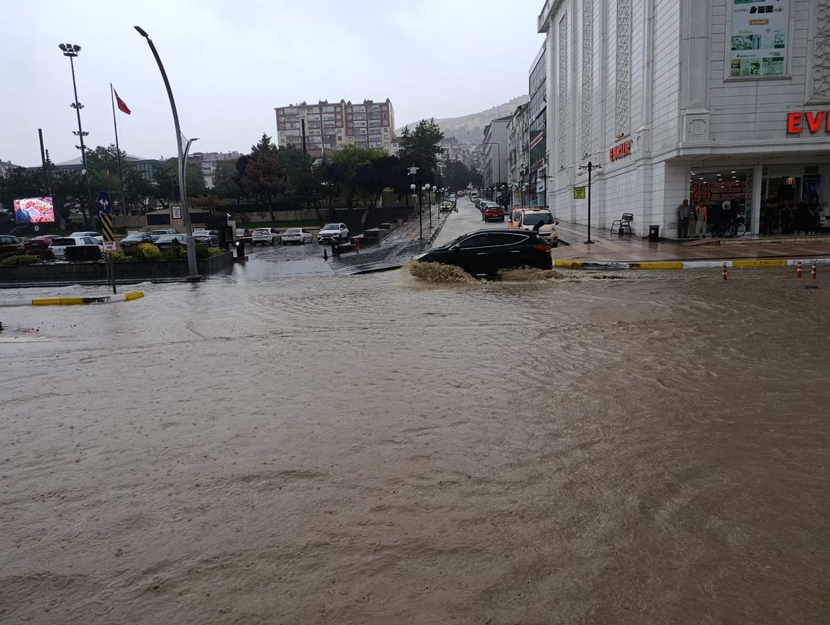 Yozgat'ta sağanak yağış sonrası sular altında kalan cadde