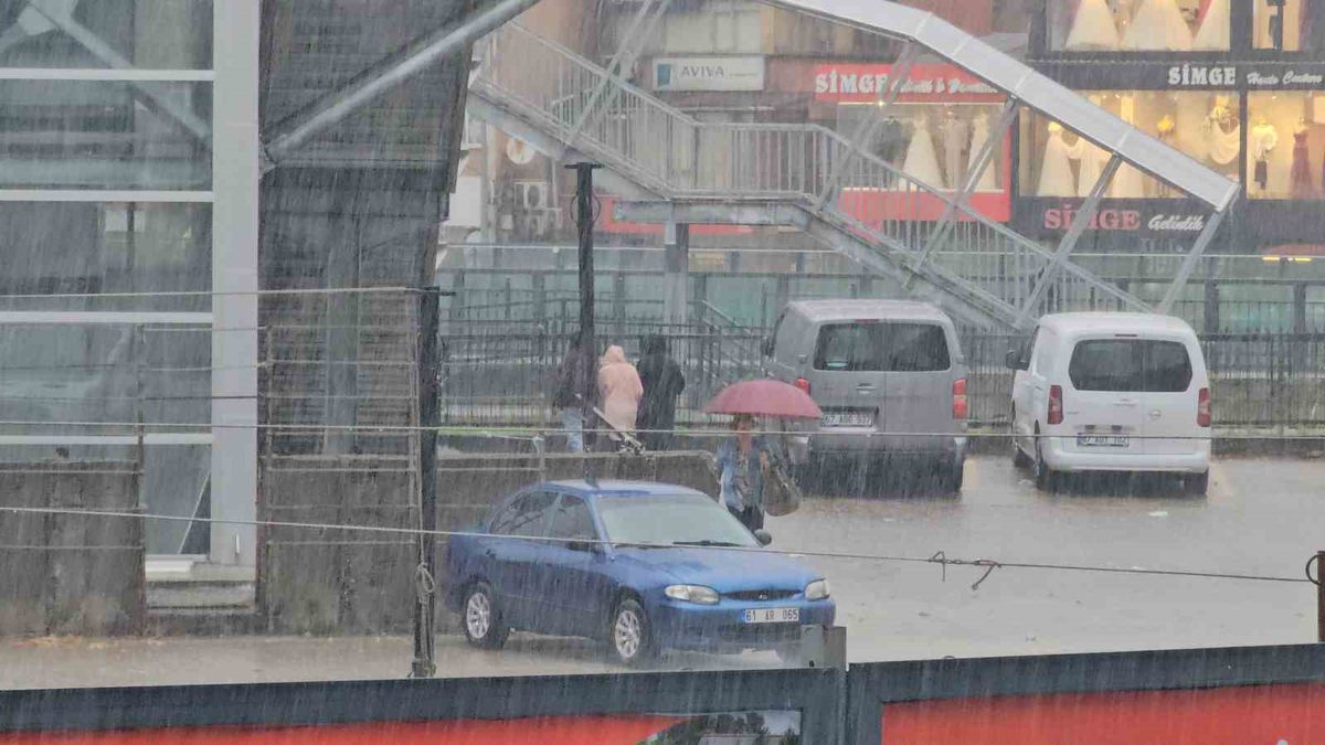 Zonguldak’ta sağanak etkili oldu, vatandaşlar saçak altlarına sığındı