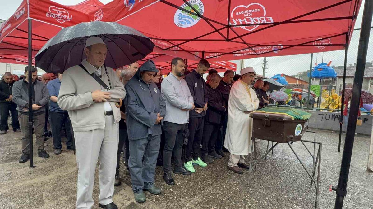 Zonguldaklı denizci Kadir Kamilçelebi son yolculuğuna uğurlandı