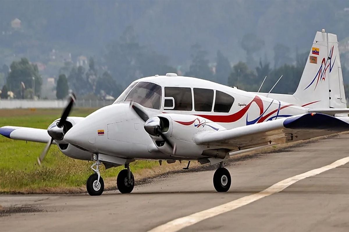 İspanya'nın Sevilla Havalimanı'nda sergilenen ve açık artırmaya çıkarılan Piper PA-23 Apache tipi uçak.