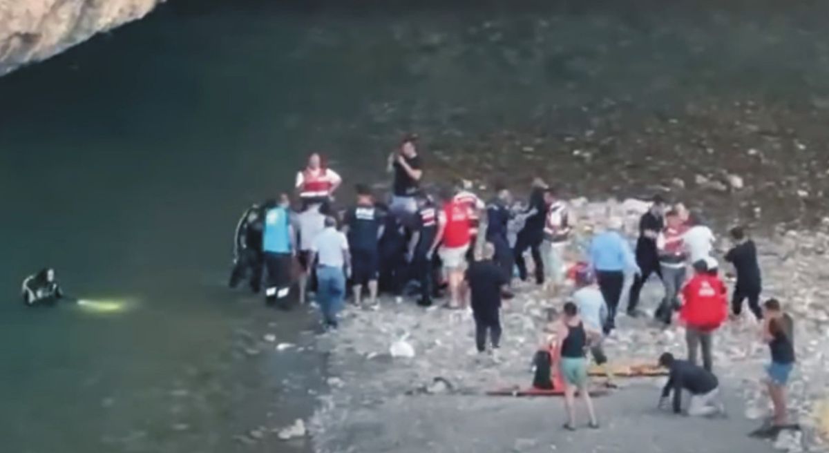 Adıyaman'da tarihi Cendere Köprüsü yakınlarında Cendere Çayı'nda boğulma olayı yaşandı.