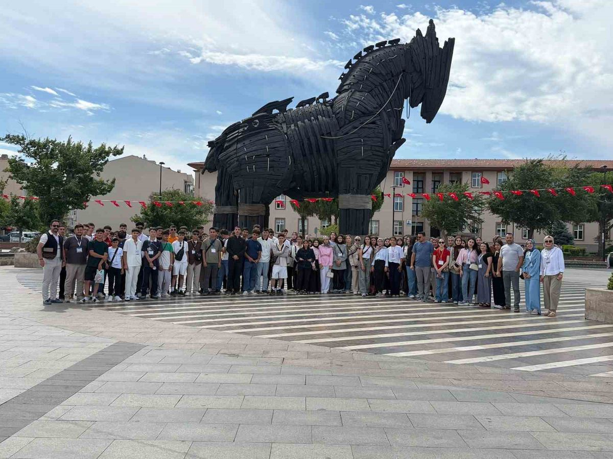 Ağrılı öğrenciler Çanakkale ve Ankara'da tarih yolculuğunda
