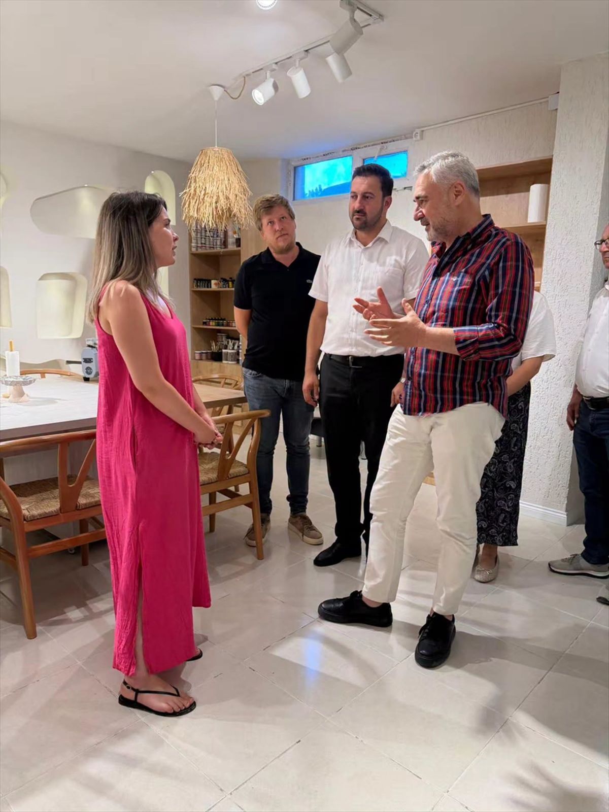 AK Parti Kırklareli Milletvekili Ahmet Gökhan Sarıçam, Vize'de esnaf ziyaretinde bulunuyor.