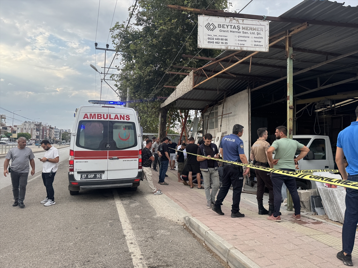 Antalya'da atölyede üzerine mermer blok düşen kişi hayatını kaybetti