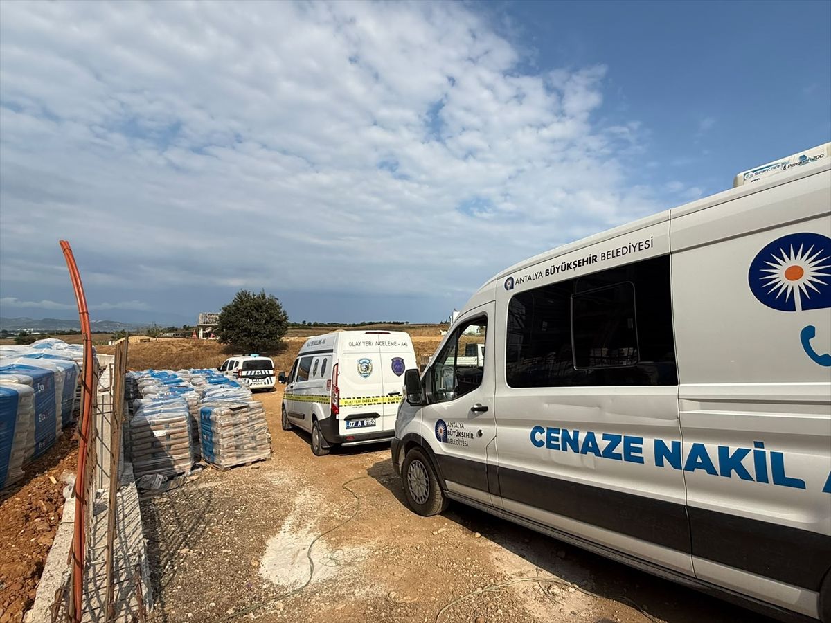 Antalya'da inşaatta başına beton blok parçası düşen işçi hayatını kaybetti