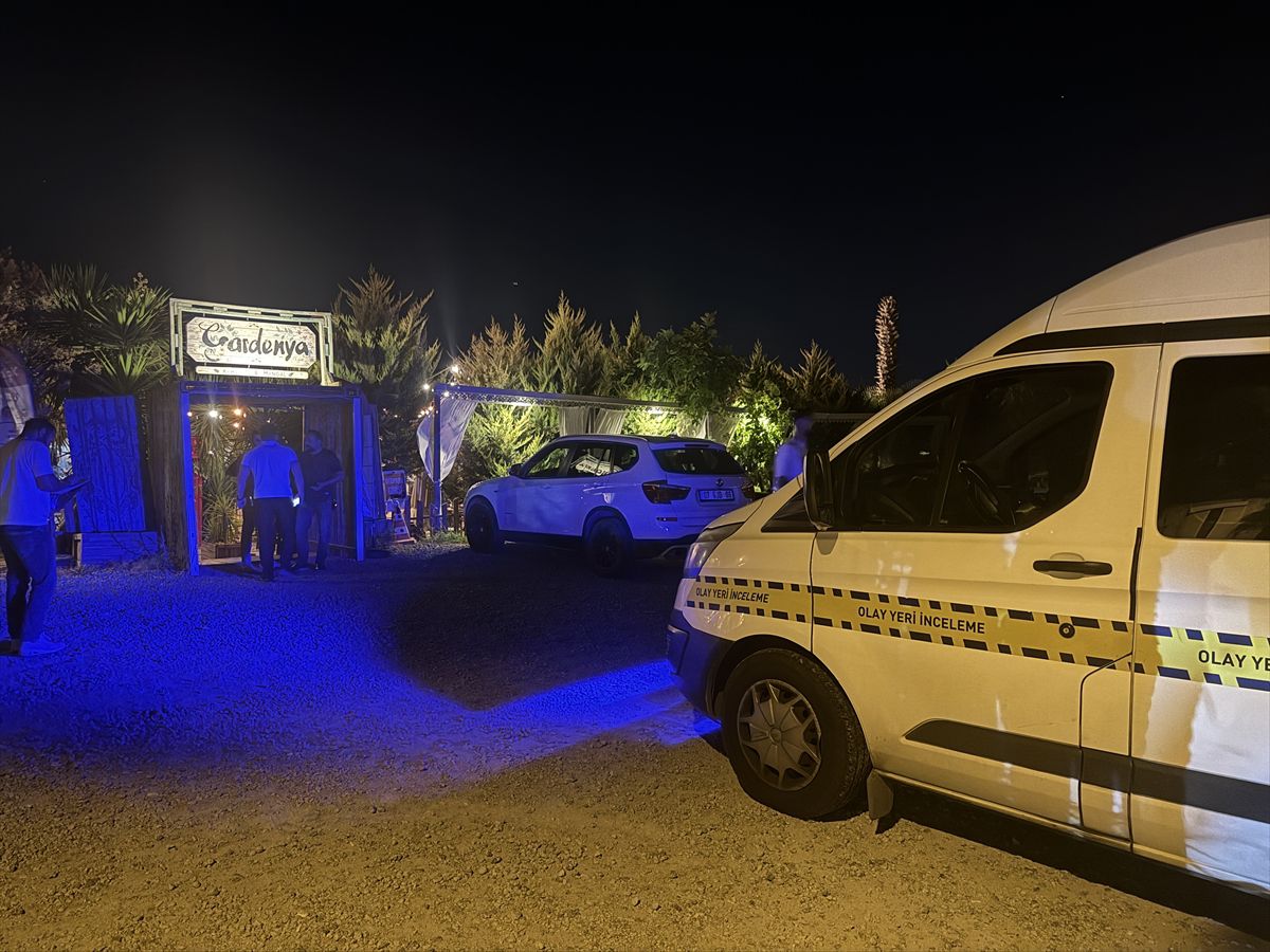 Antalya'da bir restoranda çıkan silahlı kavgada yaralıların olduğu olay yeri.