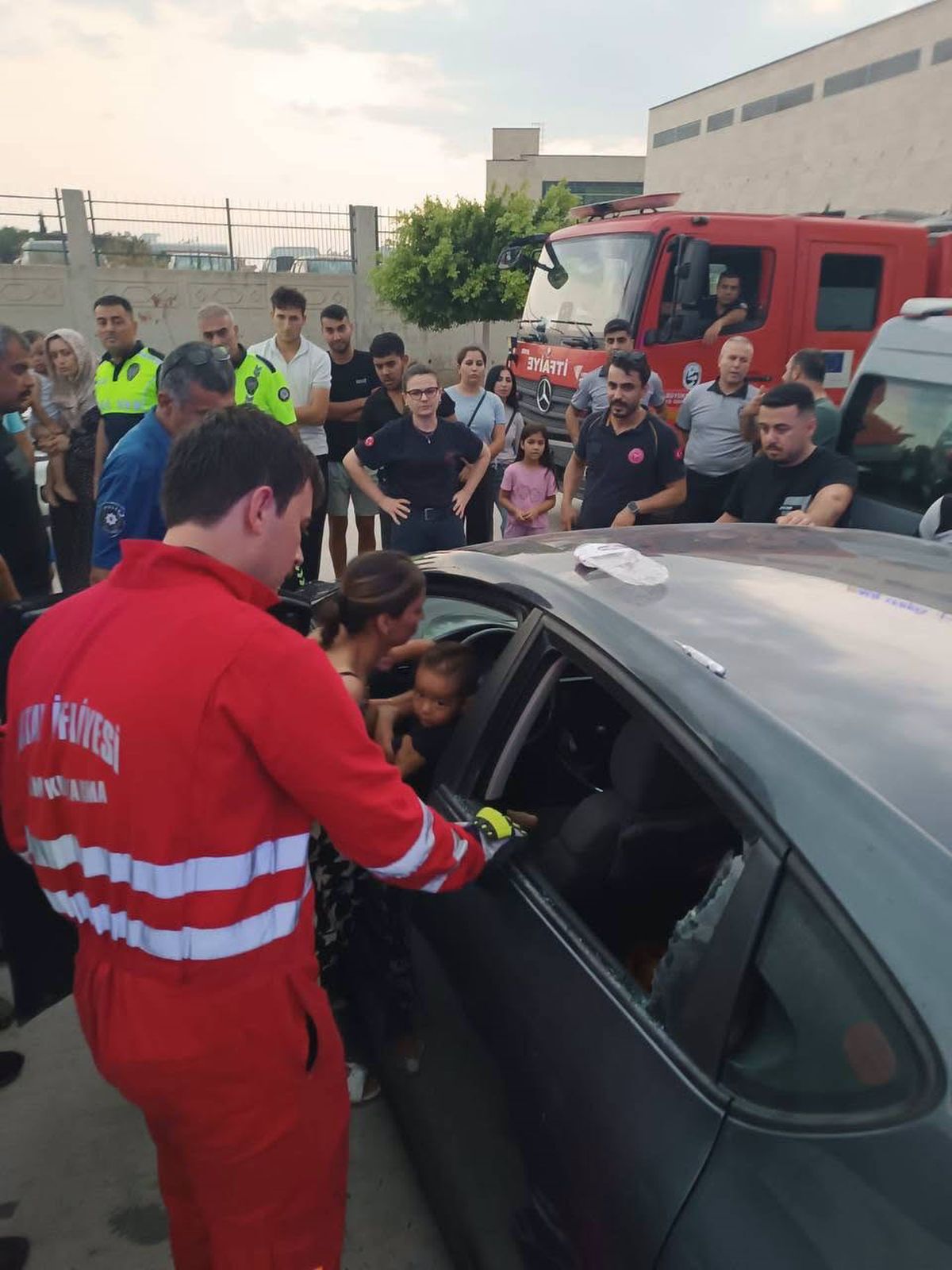 Araçta kilitli kalan çocuk camın kırılmasıyla kurtarıldı