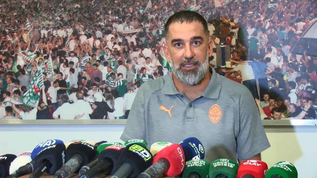 Arda Turan, Bursaspor taraftarlarını överek 'Bu seyirciye bir şampiyonluk az' dedi.