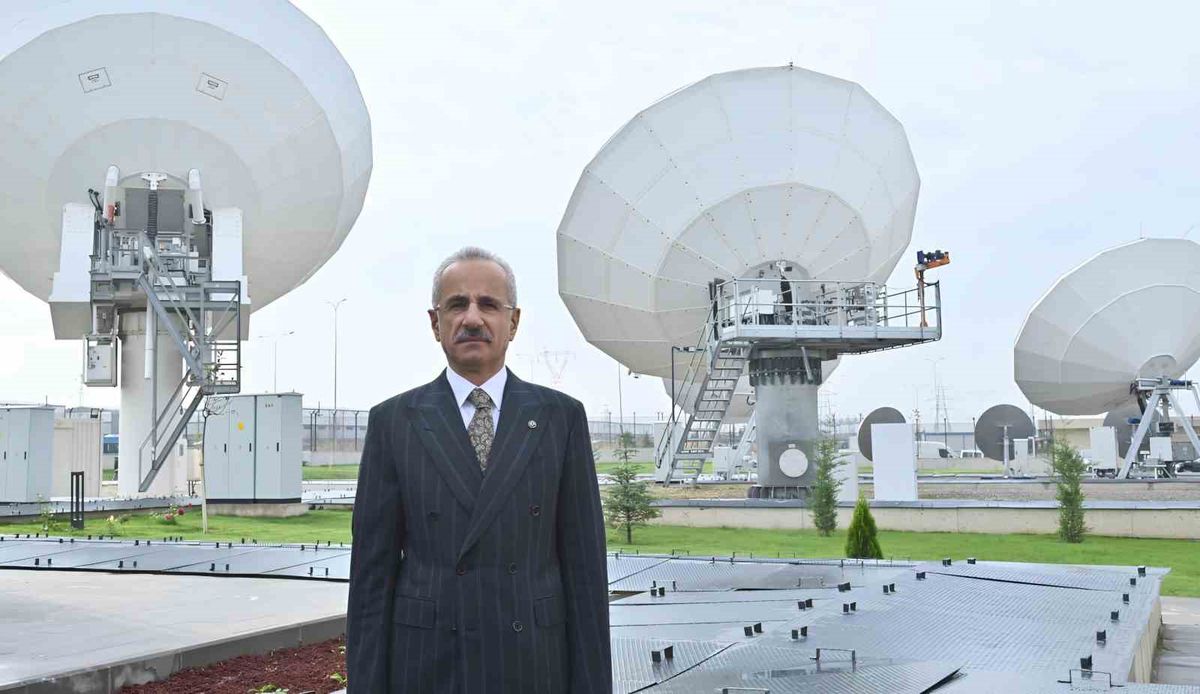 Ulaştırma ve Altyapı Bakanı Abdulkadir Uraloğlu konuşma yaparken