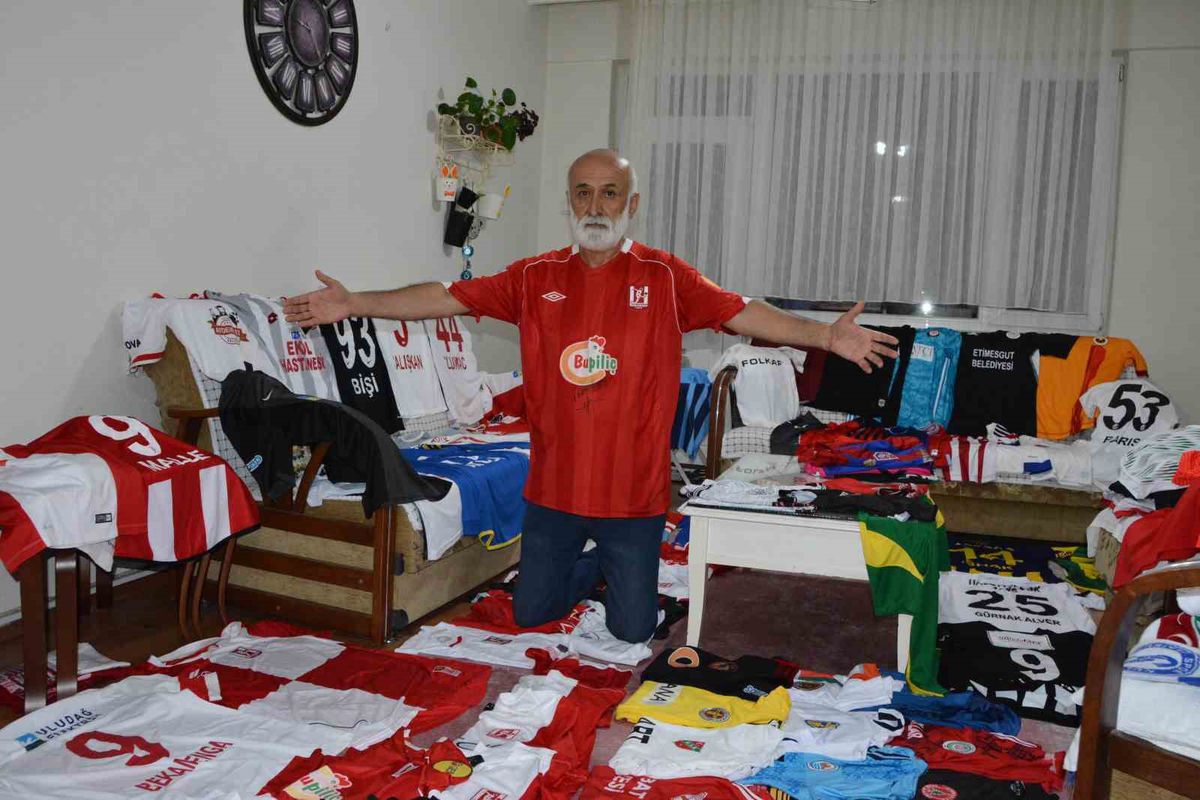 Gazeteci Cengiz Güneş'in futbol formalarından oluşan koleksiyonu