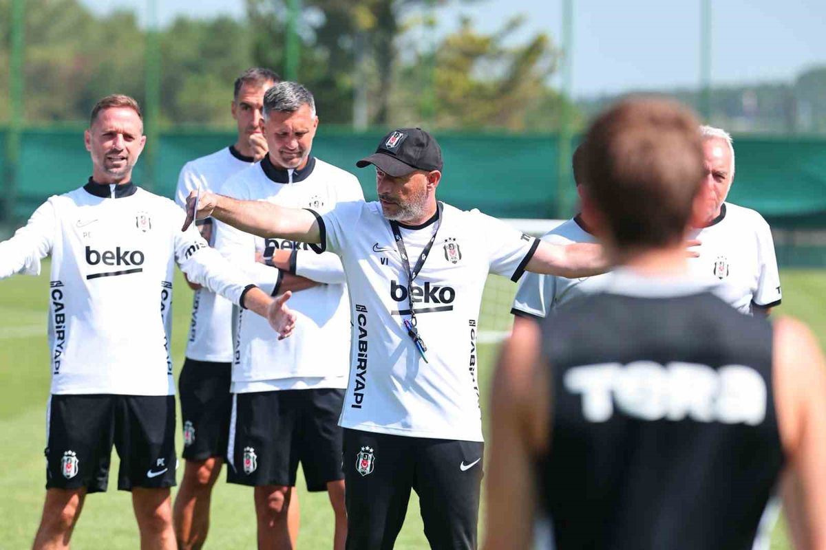 Beşiktaş futbol takımı antrenman sahasında çalışırken