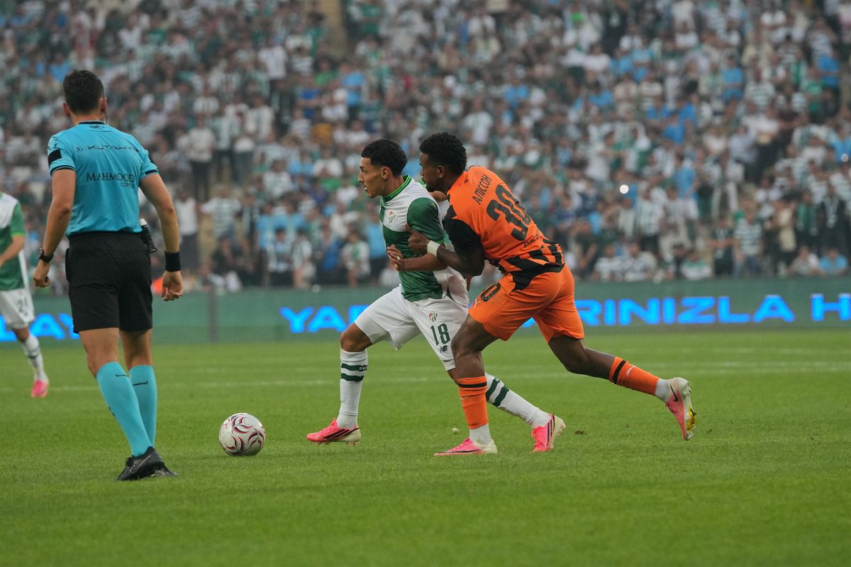 Bursaspor ve Shakhtar Donetsk futbol takımları hazırlık maçında karşılaşıyor.