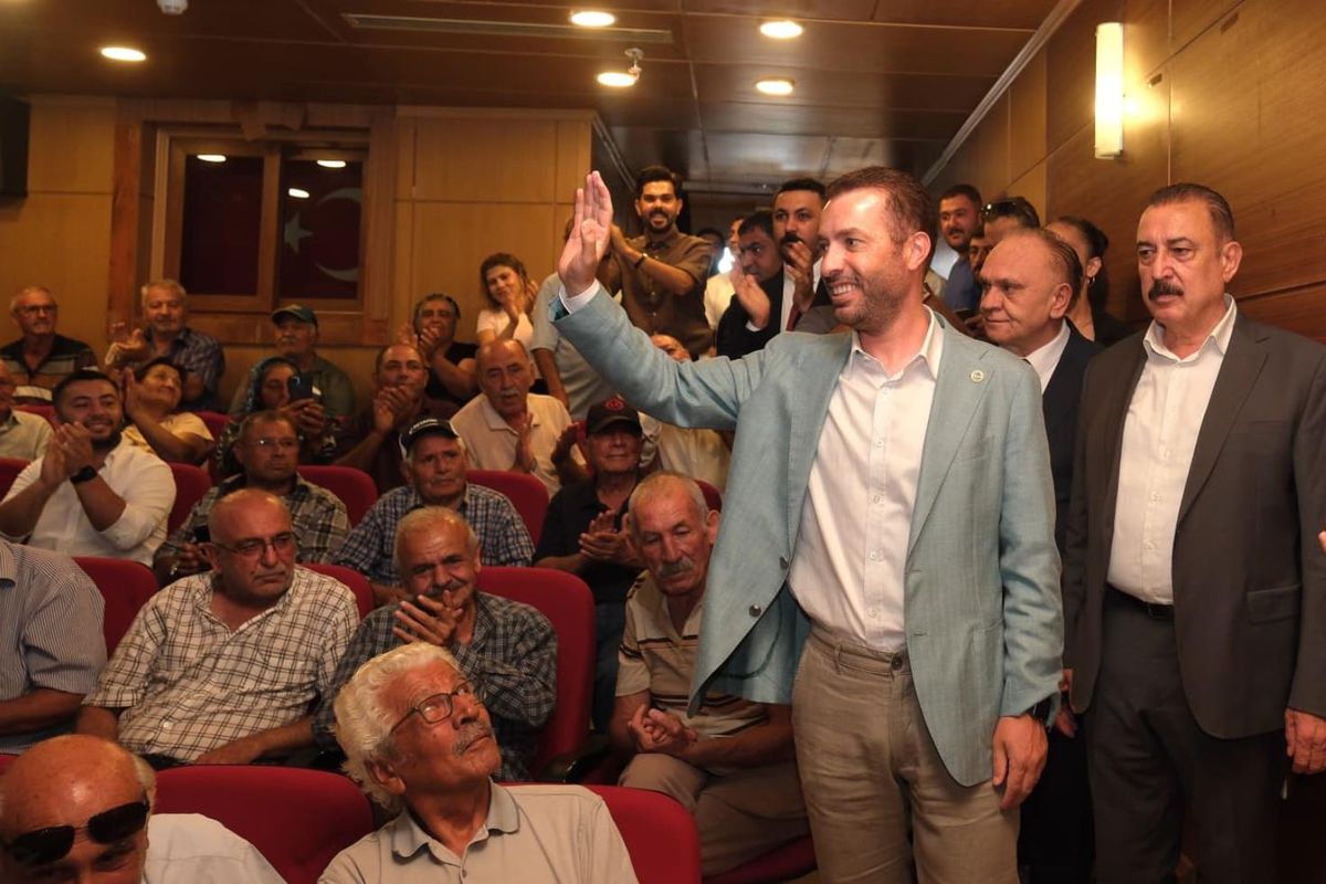 Ceyhan Belediye Başkanı Kadir Aydar'ın siyasi açıklama yaparken çekilmiş bir fotoğrafı.