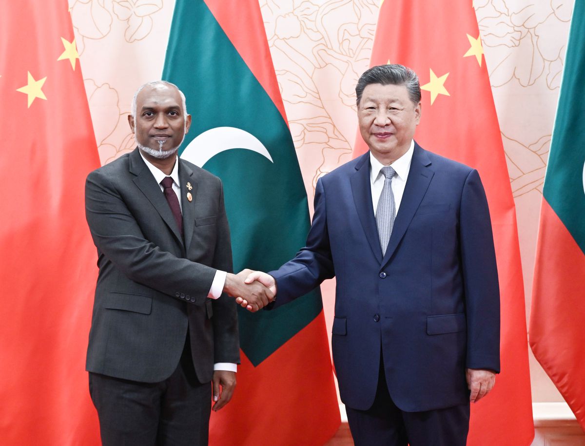 Çin Devlet Başkanı Xi Jinping ve Maldivler Cumhurbaşkanı Muhammed Muizzu'nun diplomatik ilişkileri temsil eden bir görsel.