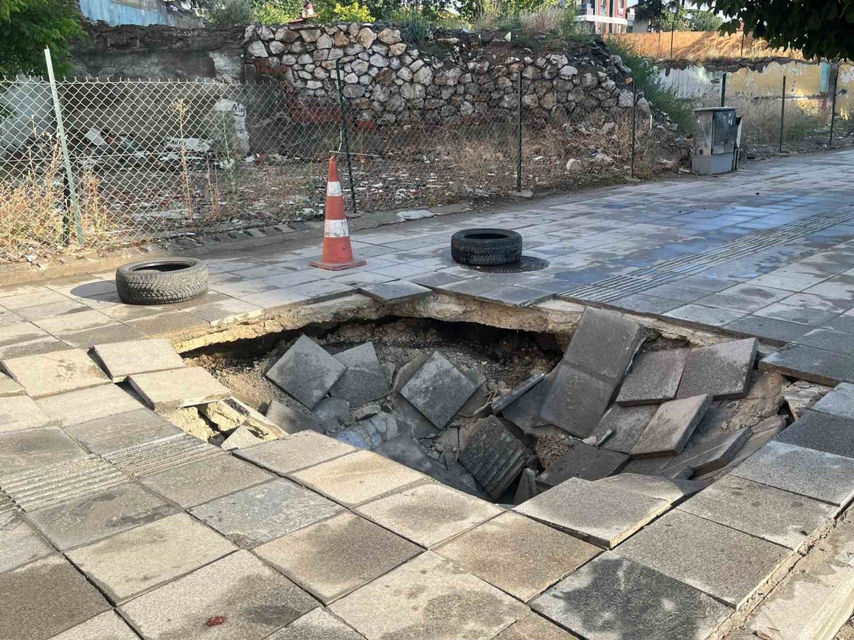 Çorum'da sağanak kaldırımı çökertti