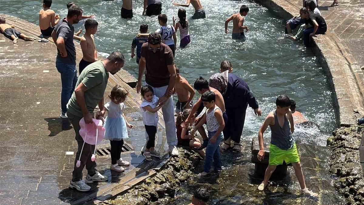 Çocuklar tarihi Anzele'de serinliyor