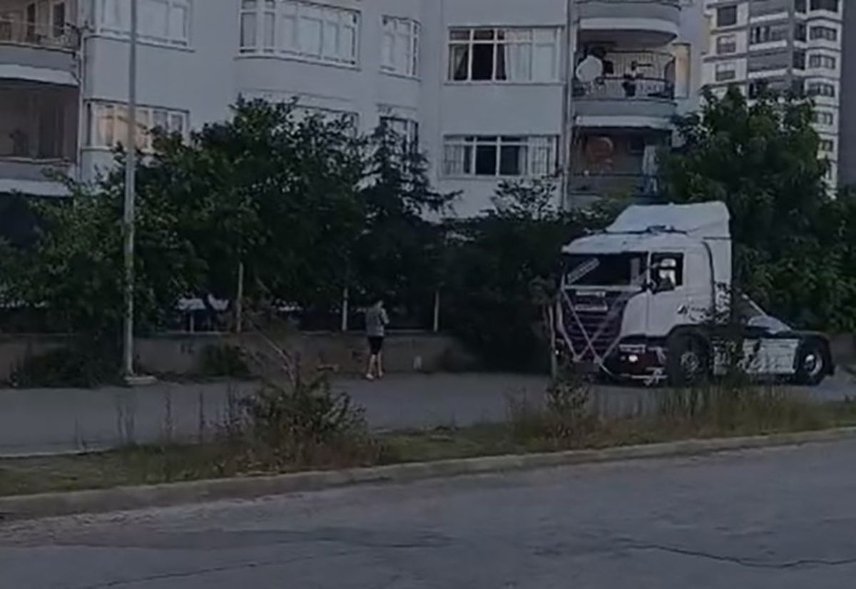Adana'da düğün konvoyunda havalı korna çalan kamyon sürücülerine polis tarafından ceza kesilmesi.