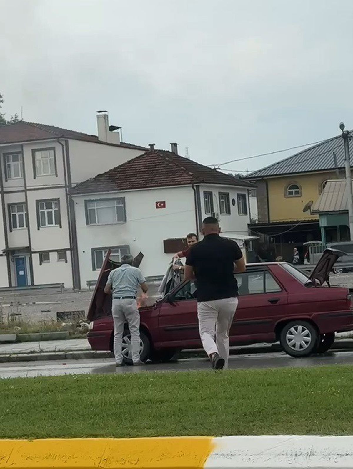 Adapazarı'nda Alev Alan Otomobile Duyarlı Sürücüden Yangın Tüpüyle Müdahale