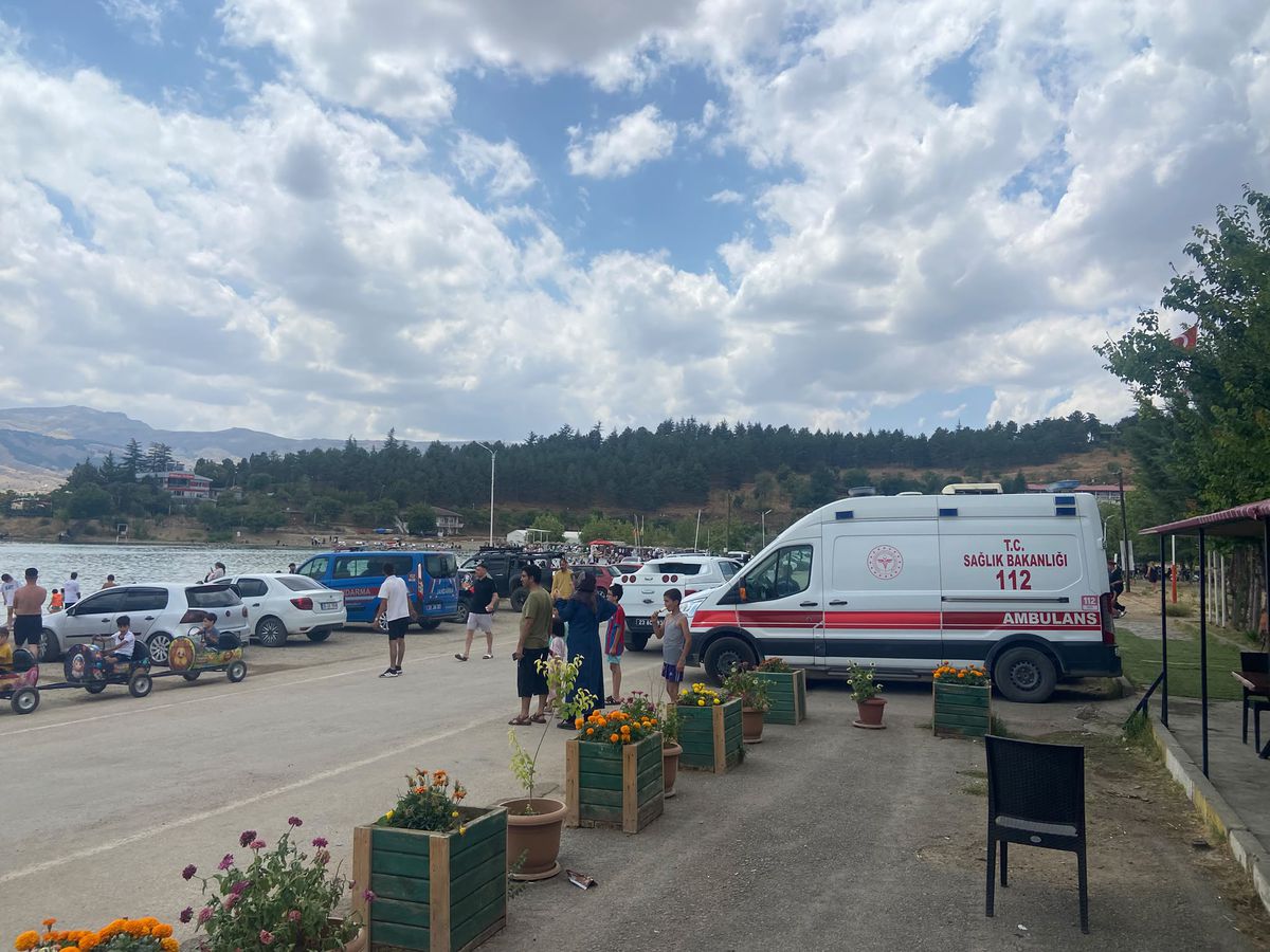 Hazar Gölü'nde batan kayıktaki 7 kişi kurtarıldı