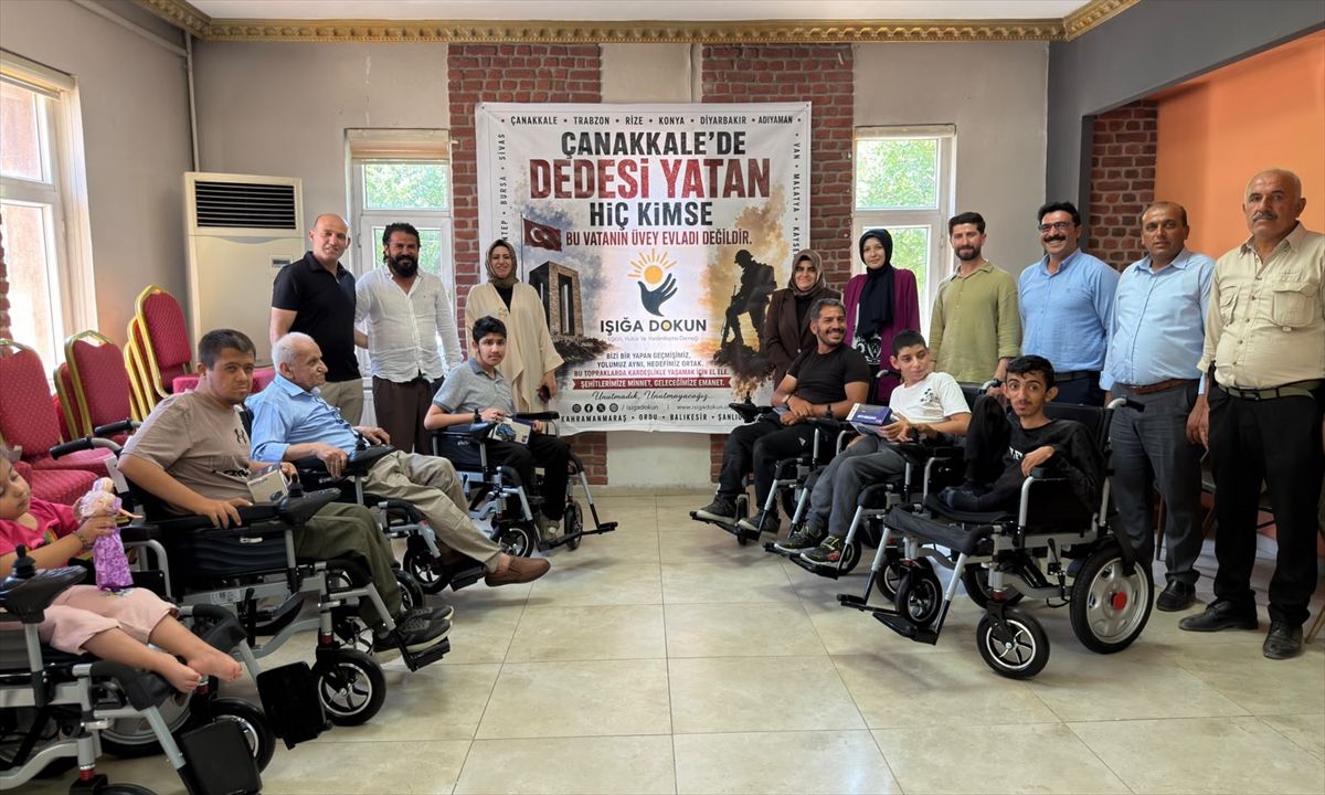 Siirt'in Eruh ilçesinde engelli vatandaşlara elektrikli tekerlekli sandalye teslimatı yapılıyor.