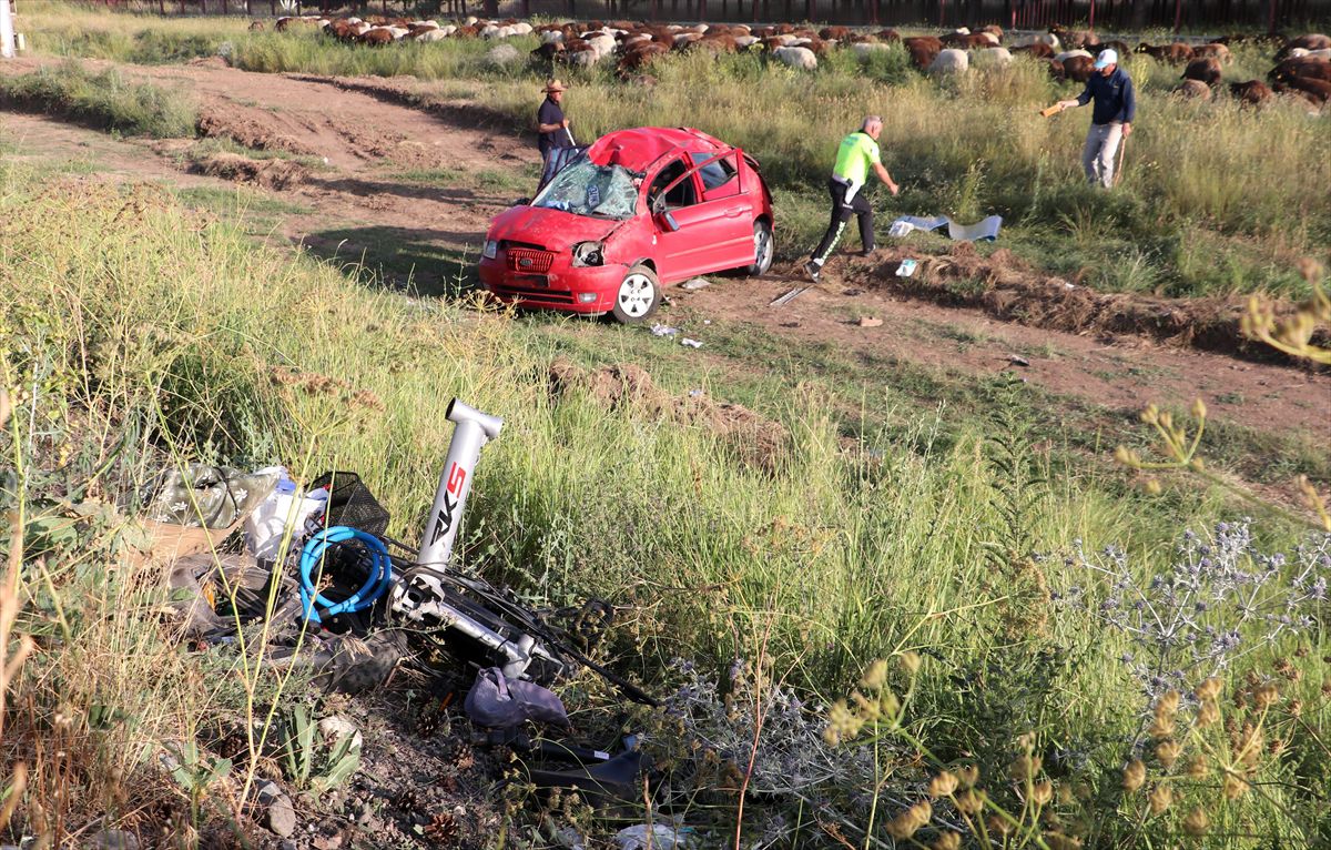 Erzurum'da Elektrikli Bisiklete Çarpıp Takla Atan Otomobil: 3 Yaralı