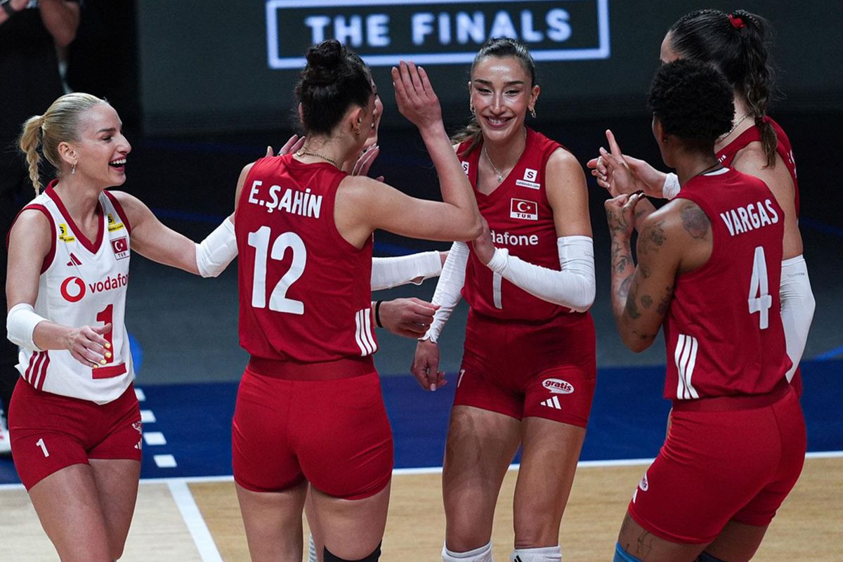 A Milli Kadın Voleybol Takımı oyuncuları filede mücadele ederken