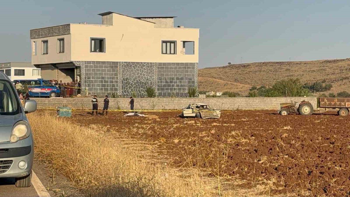 Gaziantep'te kaza yapan otomobilin tarlada çekilmiş görüntüsü.