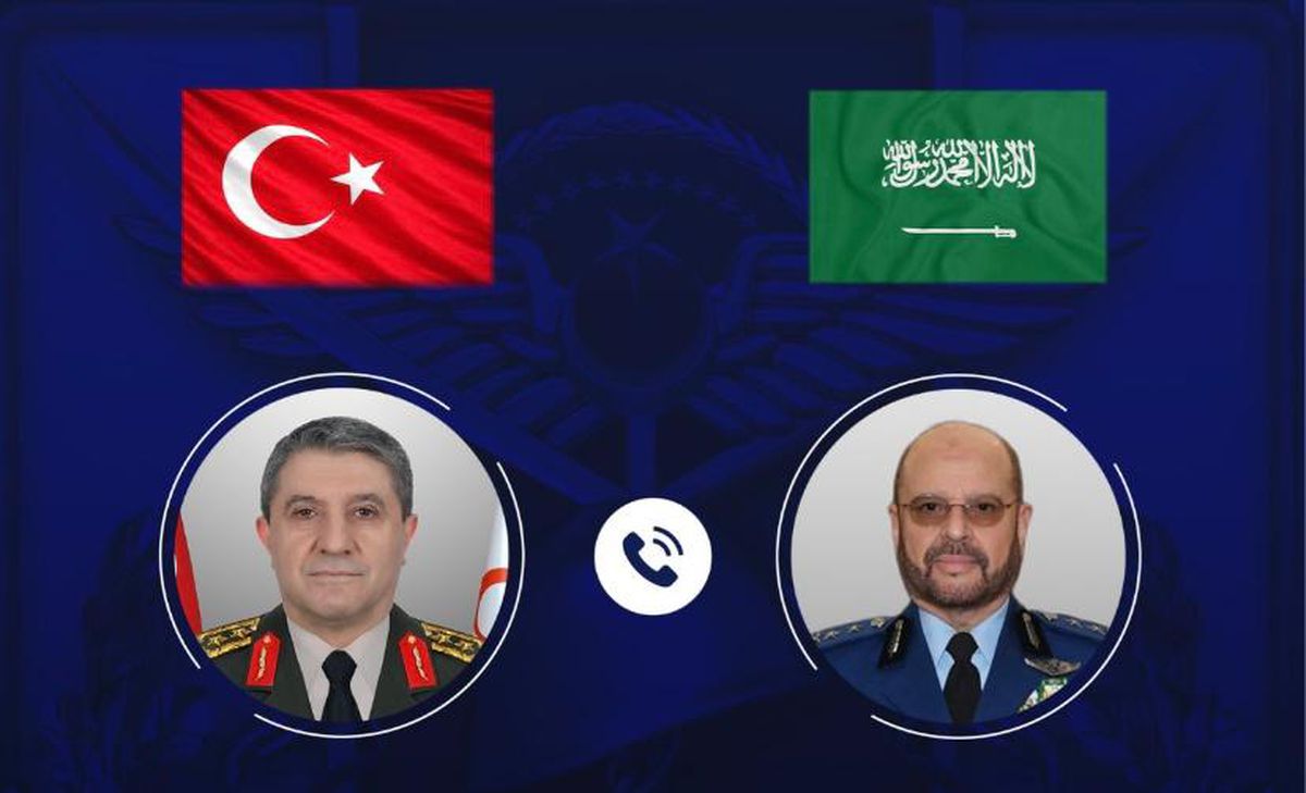 Genelkurmay Başkanı Orgeneral Selçuk Bayraktaroğlu ve Suudi Arabistan Genelkurmay Başkanı Orgeneral Fayyadh Bin Hamed Al-Ruwaili'nin görüşmesine ilişkin görsel.