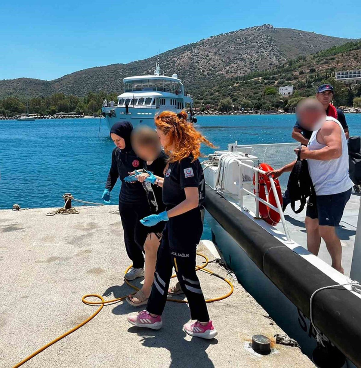Datça açıklarında bir gezi teknesinde rahatsızlanan vatandaş Sahil Güvenlik ekiplerince kurtarılıyor.