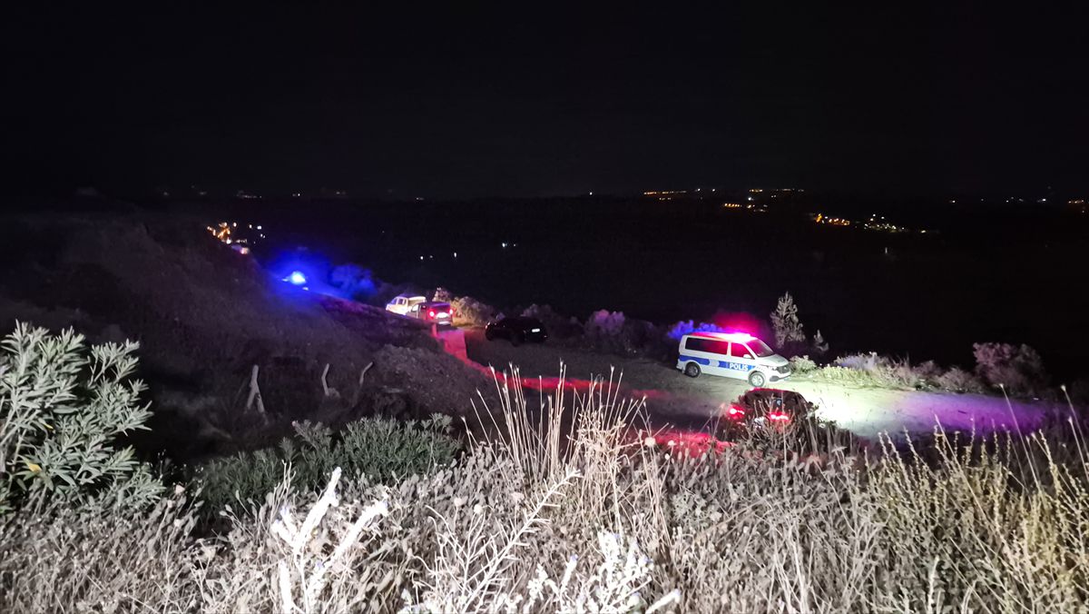 Adana'da 3 kişinin öldürüldüğü silahlı saldırıyı gerçekleştiren zanlının yakalanmasıyla ilgili haber görseli.