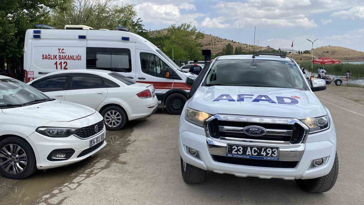 Hazar Gölü'nde gezi teknesi battı