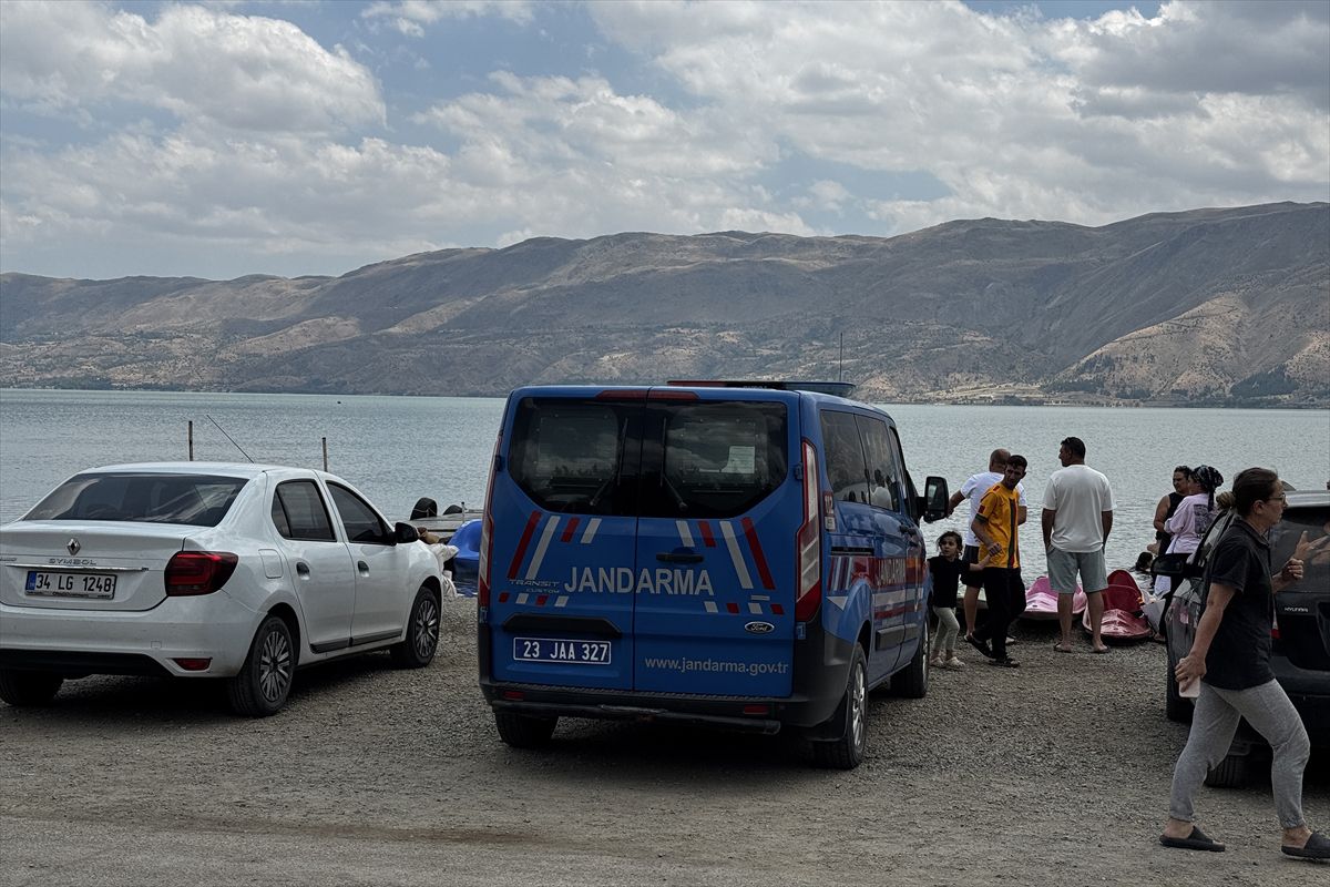 Elazığ Hazar Gölü'nde su alan tekneden kurtarılan yolcuların tahliyesi.