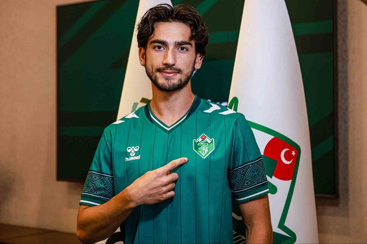 Iğdır FK'nın yeni transferi Yiğit Ali Buz'un sözleşme imzaladığı an.
