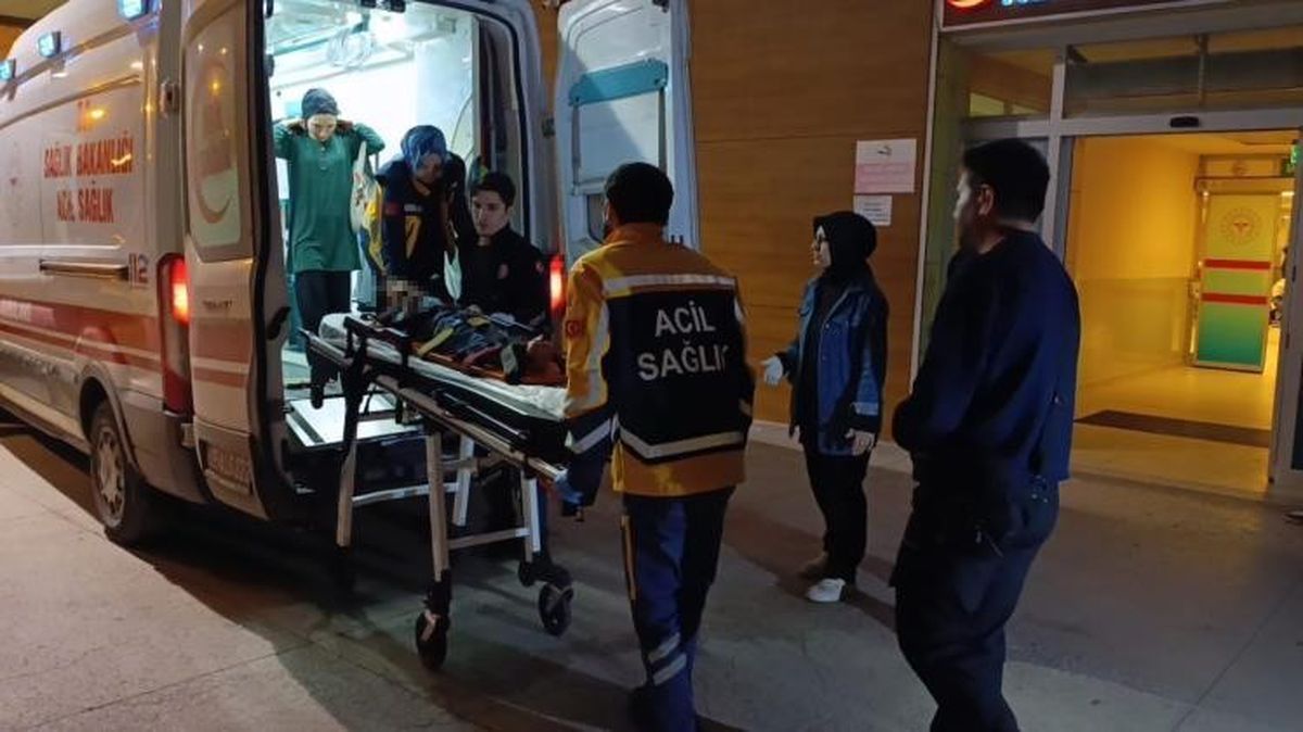 Bursa'nın İnegöl ilçesinde bir apartmanın ikinci katındaki pencereden düşen 5 yaşındaki çocuk ağır yaralandı.