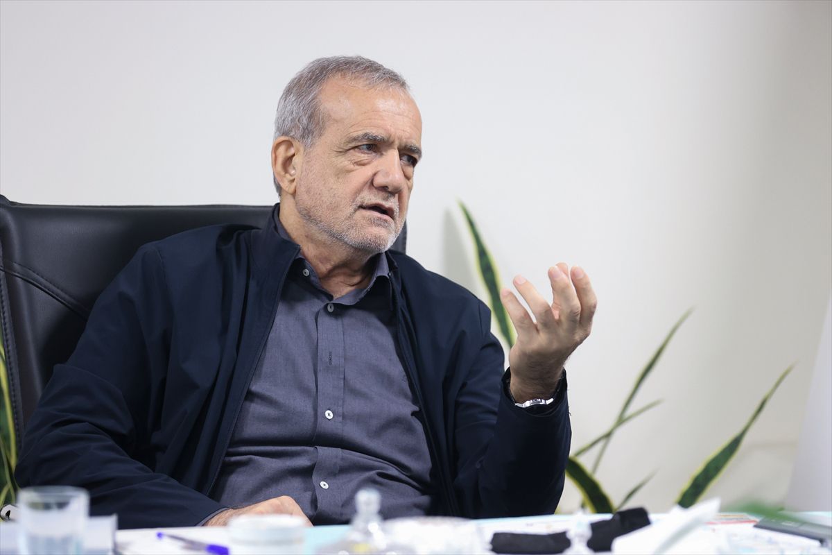 İran Cumhurbaşkanı İbrahim Pezeşkiyan'ın bir toplantıda konuşma yaparken çekilmiş fotoğrafı.