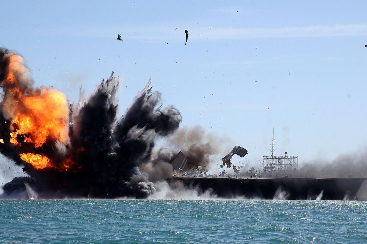 Hürmüz Boğazı'nda seyreden bir petrol tankerini gösteren temsili görsel.