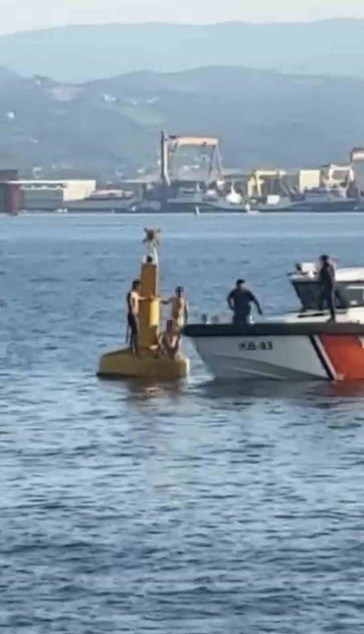 Deniz fenerinde mahsur kalan 3 kişi kurtarıldı