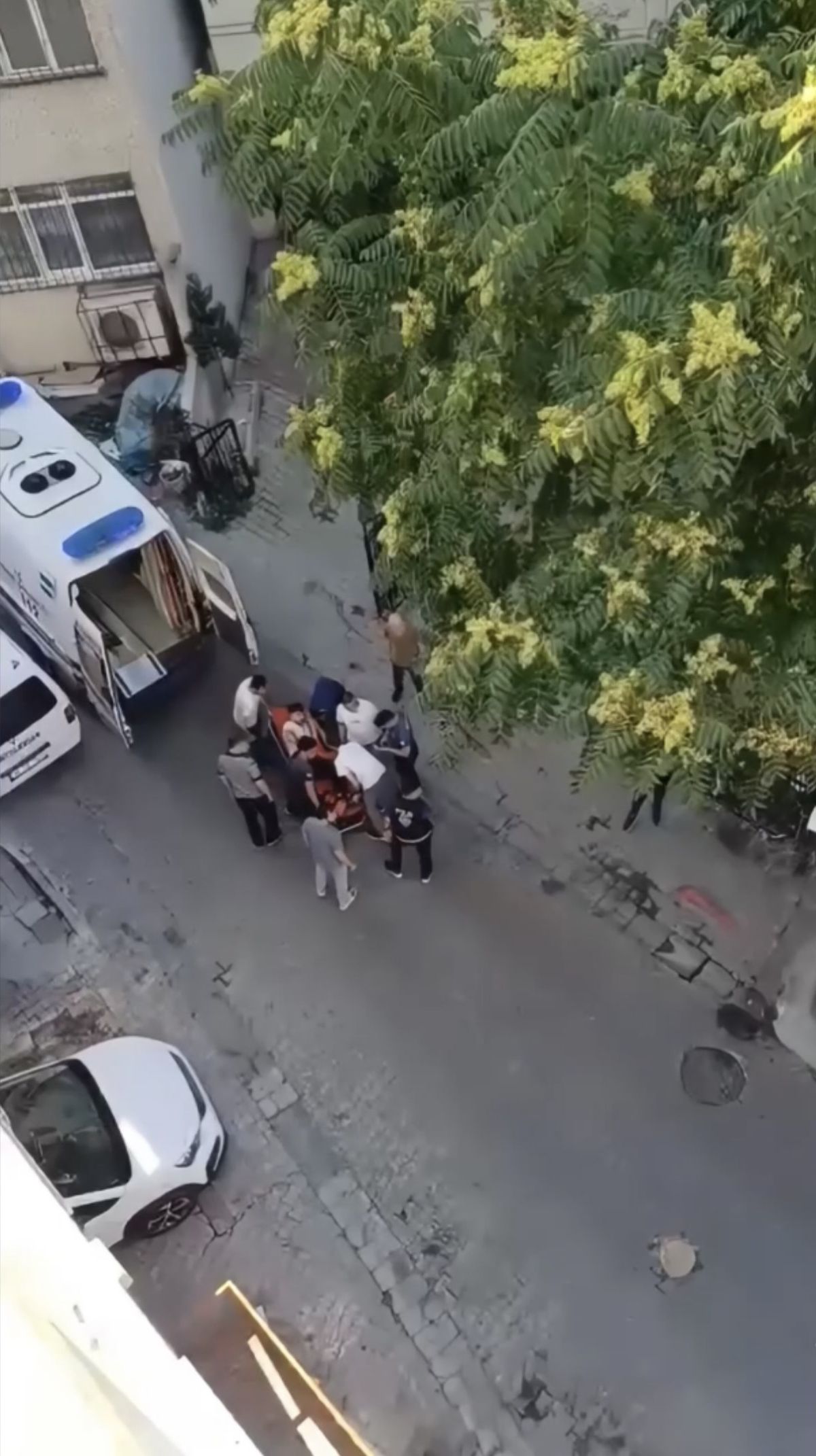 Kağıthane'de silahlı saldırı anı ve polis incelemesi.