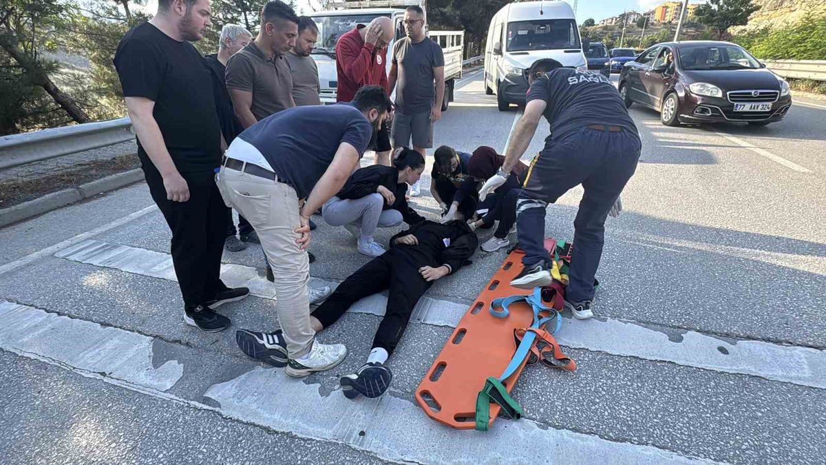 Safranbolu'da yola devrilmiş motosiklet ve olay yeri.