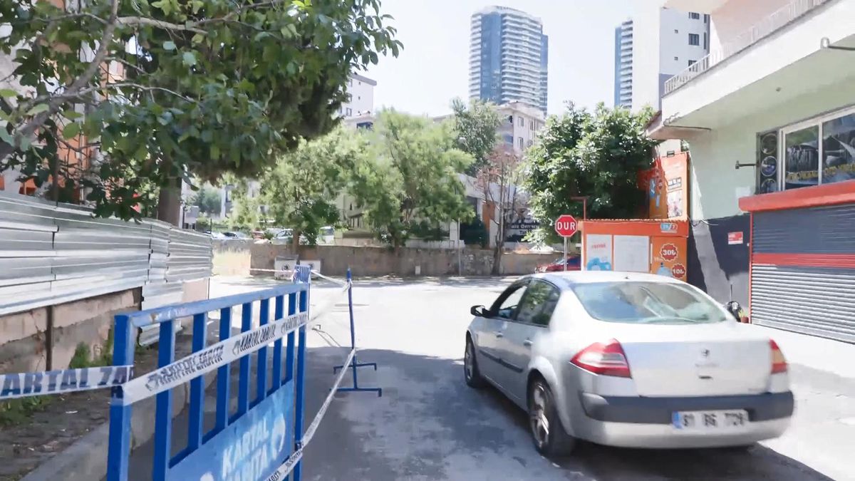 Kartal'da Tahliye Edilen Binada Balkon ve Duvarlar Çöktü: Hurdacılar Demirleri Söktü