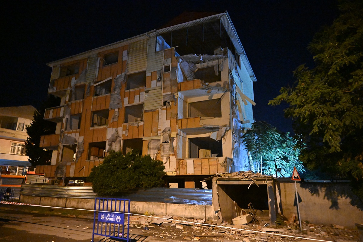 Kartal'da kentsel dönüşüm kapsamındaki binanın balkonları ile duvarı çöktü