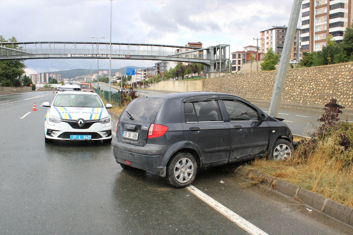 Kastamonu'da otomobil direğe çarptı: 3 yaralı
